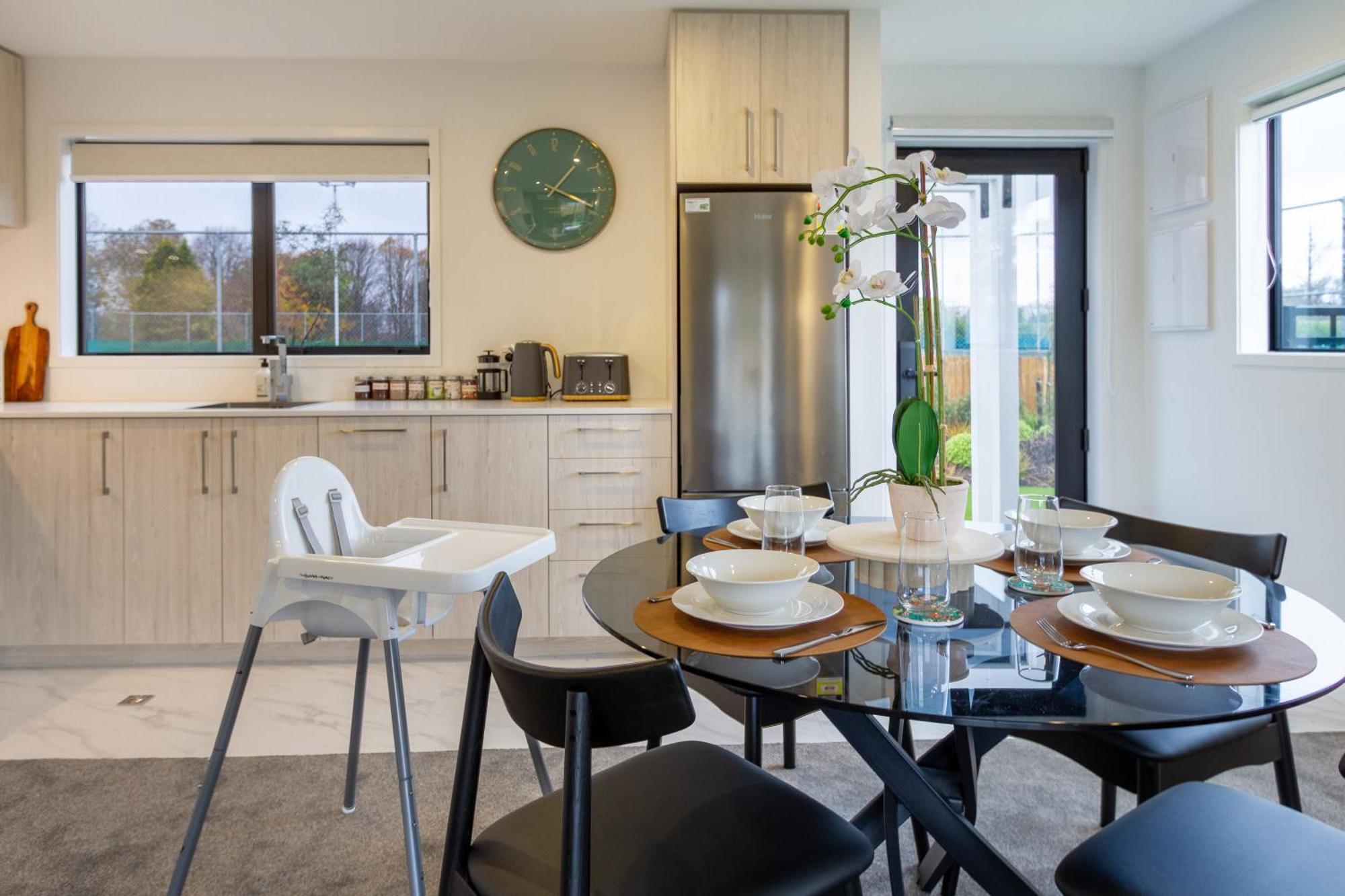 Serene Living 2 Bed With Carpark Christchurch Exterior photo